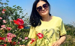 男生和女生在一起打扑克牌